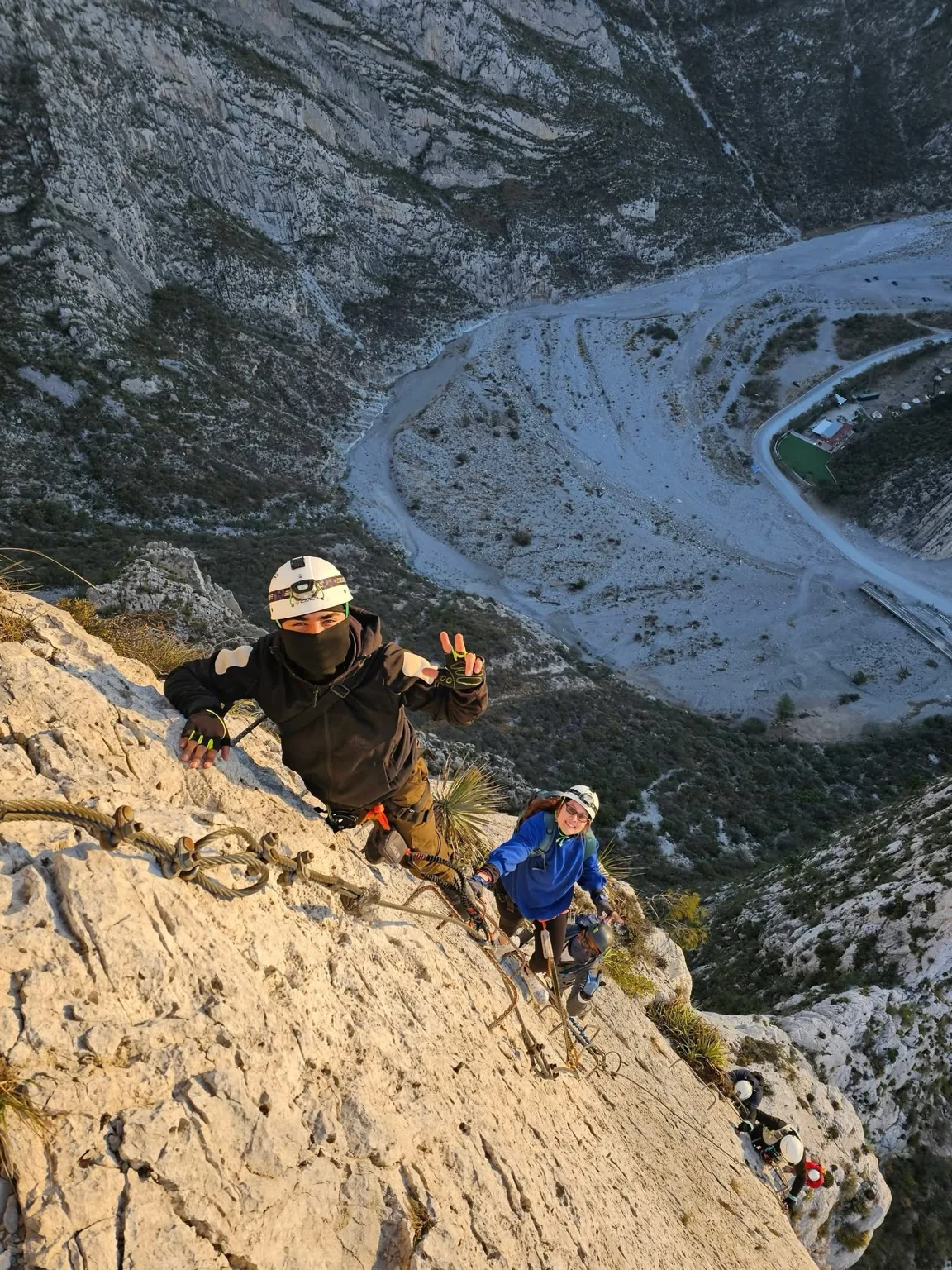 Ascenso por vía ferrata sobre roca