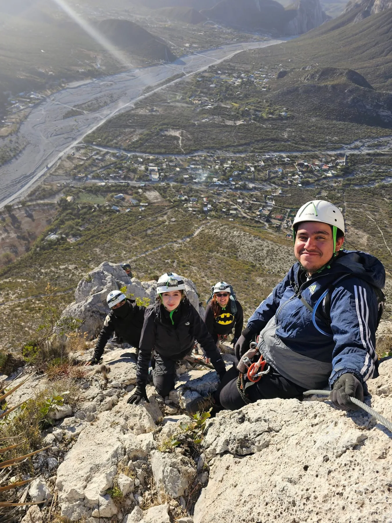 Grupo haciendo ascenso en roca