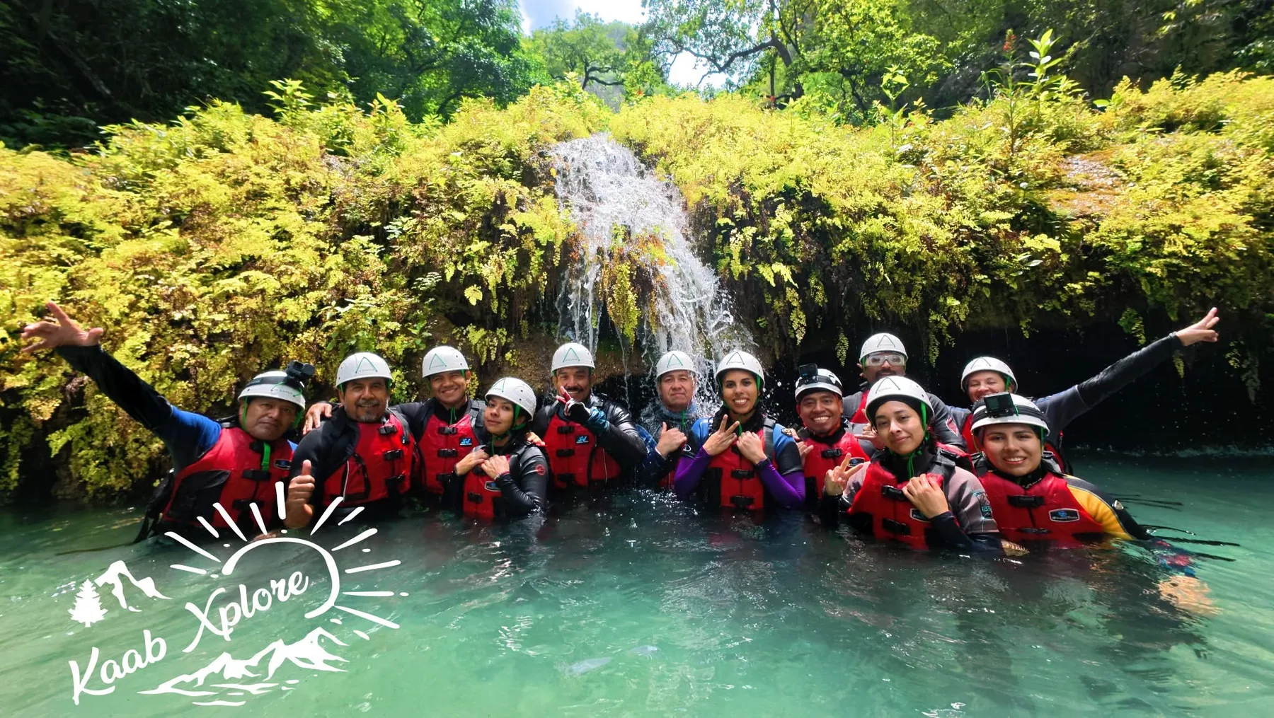 Grupo equipado en una actividad acuática de aventura